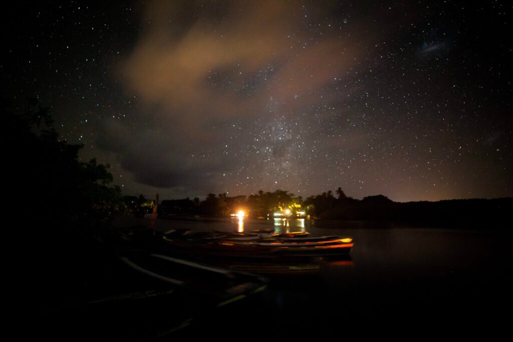 Travessia a canoa Rio Caraíva a noite.