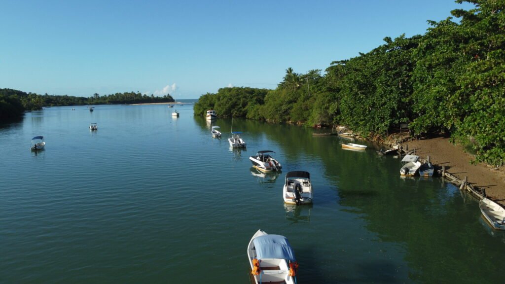 Passseio privativo de lancha pelo rio Caraíva